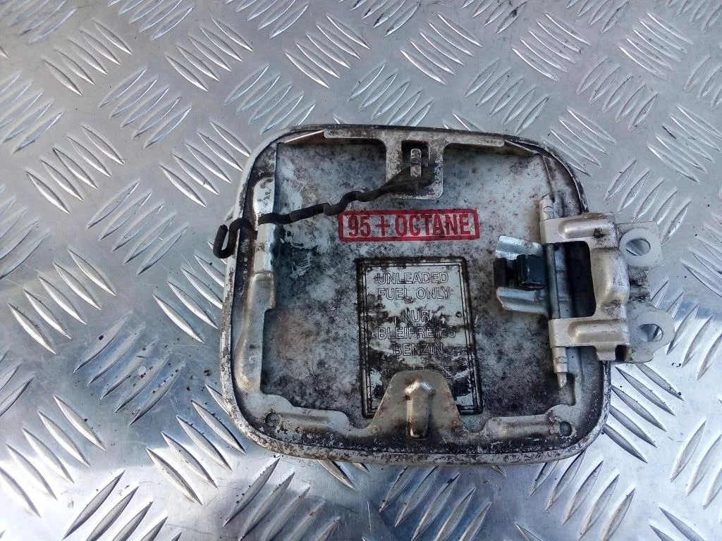 Лючок бензобака MITSUBISHI CARISMA I рестайлинг (