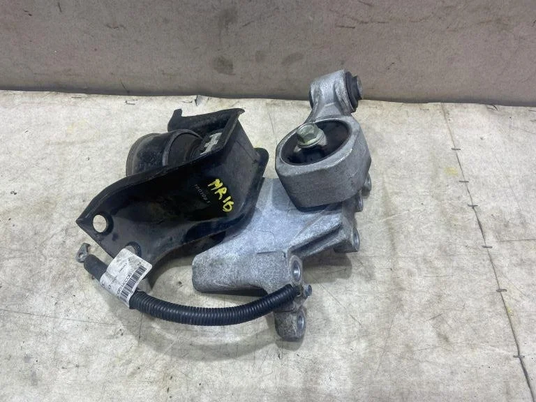 Опора двигателя правая Nissan Juke F15 2016