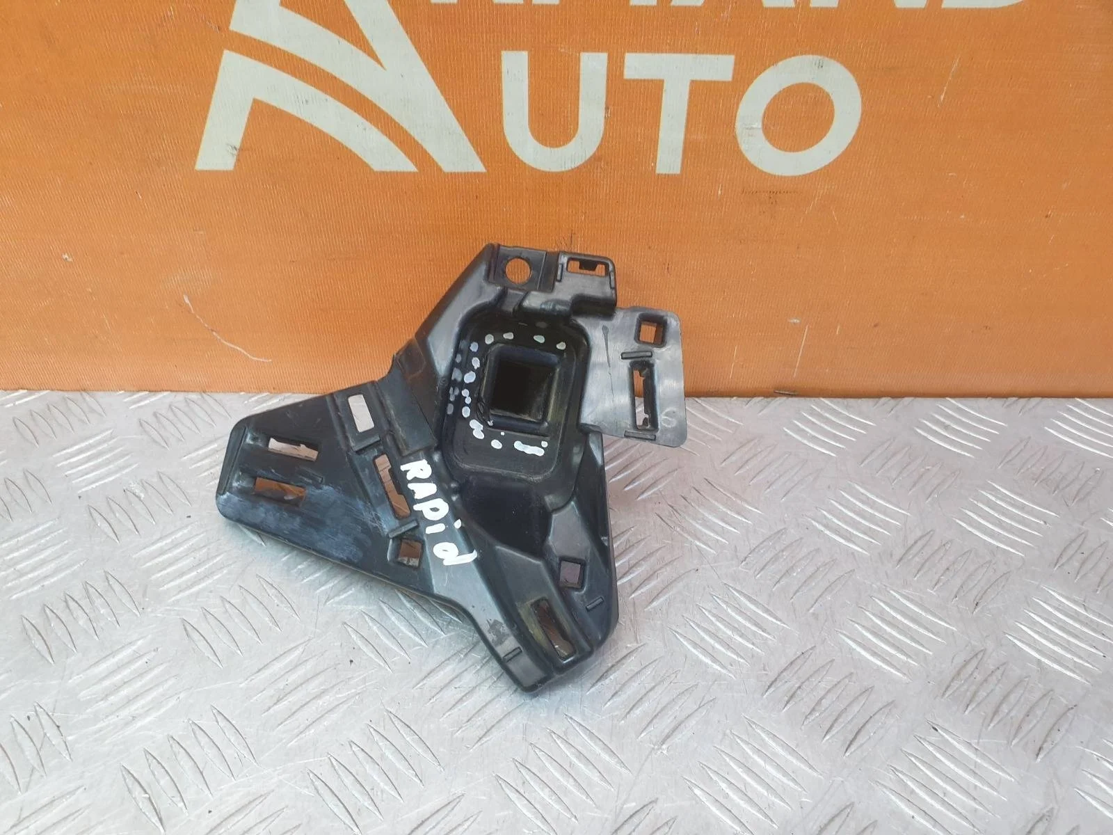 Кронштейн решетки радиатора Skoda Rapid 2020-нв