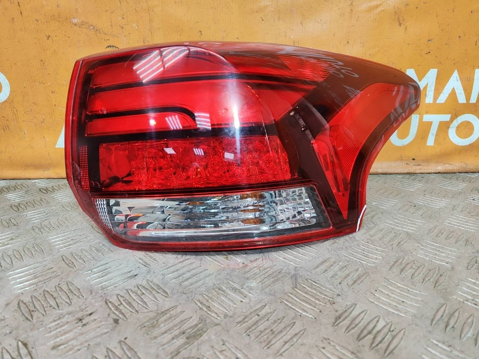 Фонарь внешний Mitsubishi Outlander 2015-нв 3