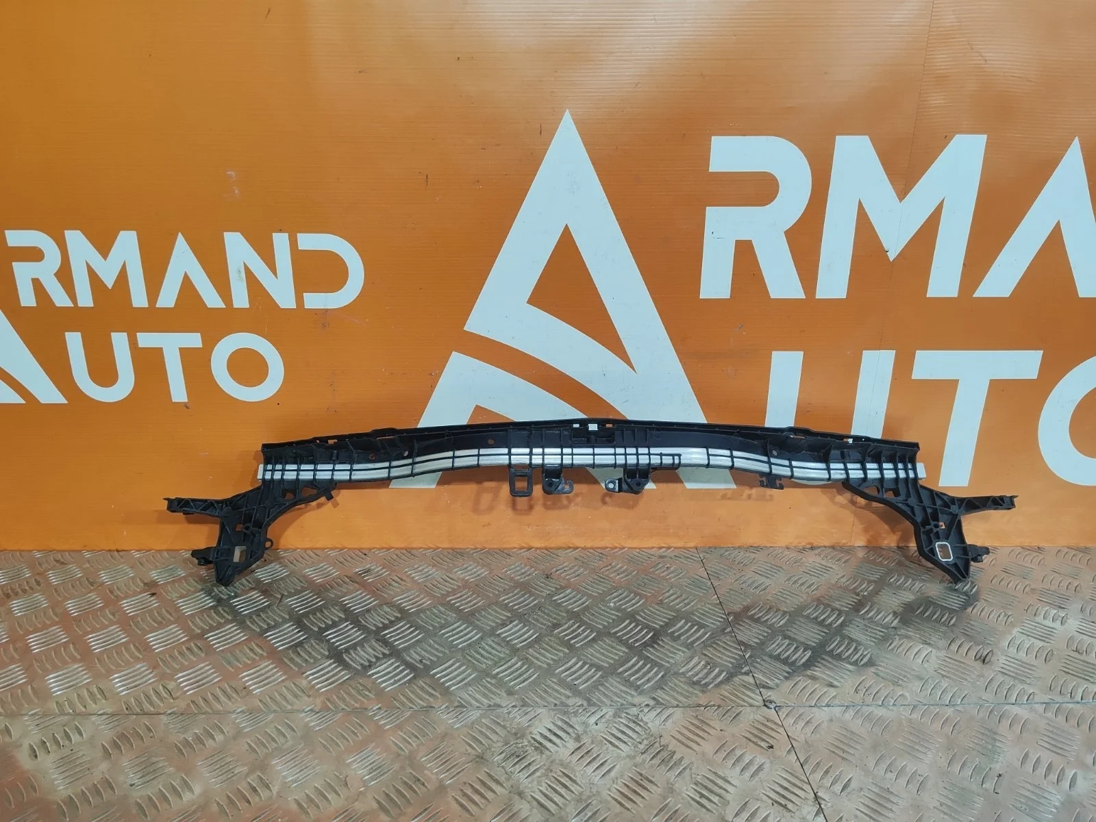 Кронштейн радиатора верхний Mercedes -Class 2016-нв W213, S213, C238