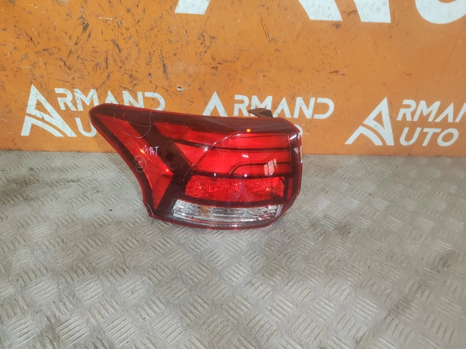 Фонарь внешний Mitsubishi Outlander 2015-нв 3