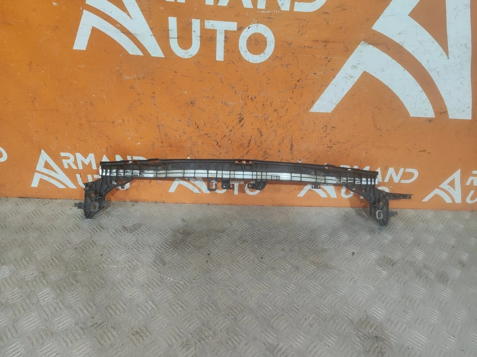 Кронштейн радиатора верхний Mercedes -Class 2016-нв W213, S213, C238