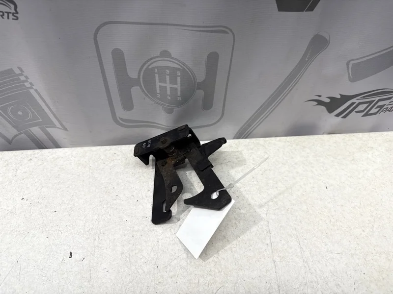 Крюк капота Mercedes-benz 2010 W204