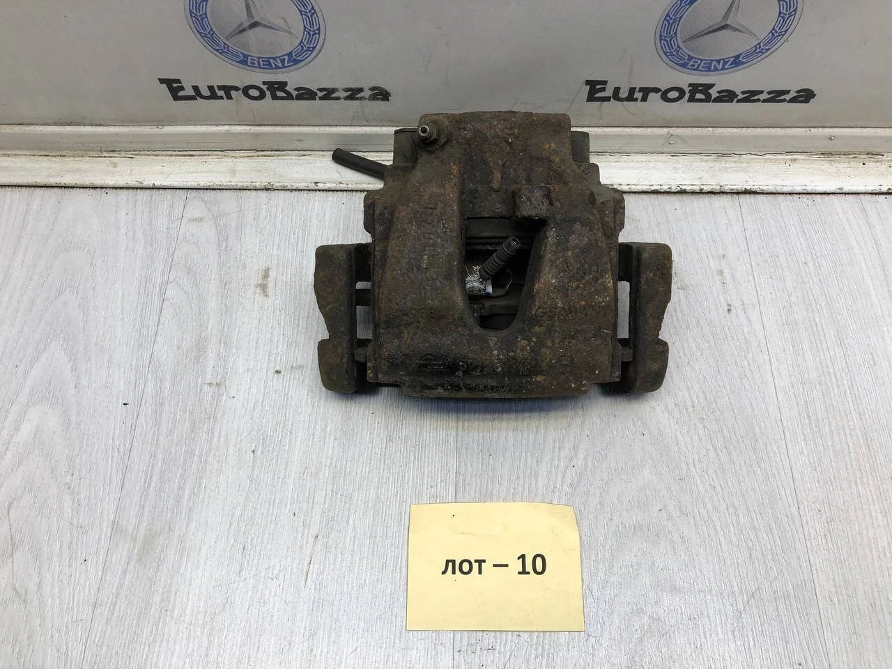 Тормозной суппорт передний Mercedes W208