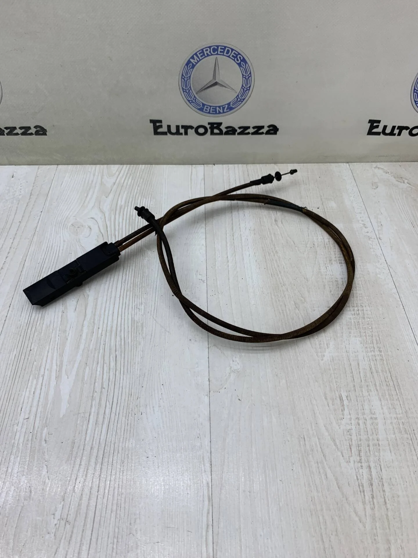 Трос капота Mercedes W211