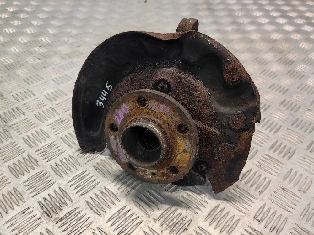 Кулак передний левый Volkswagen Polo V