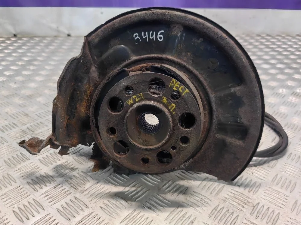 Кулак задний правый Mercedes Benz W211