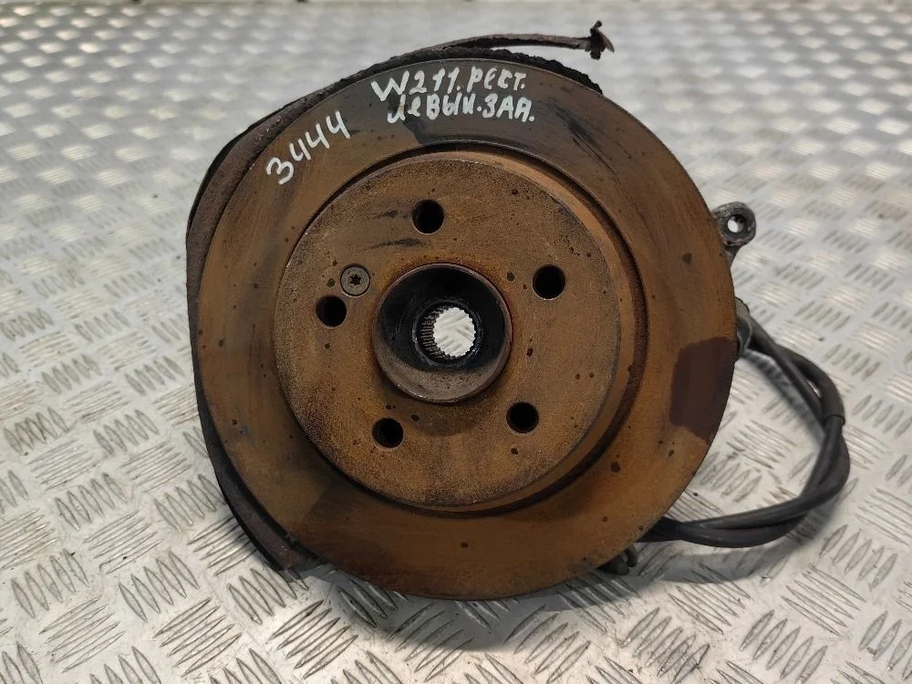 Кулак задний левый Mercedes Benz W211