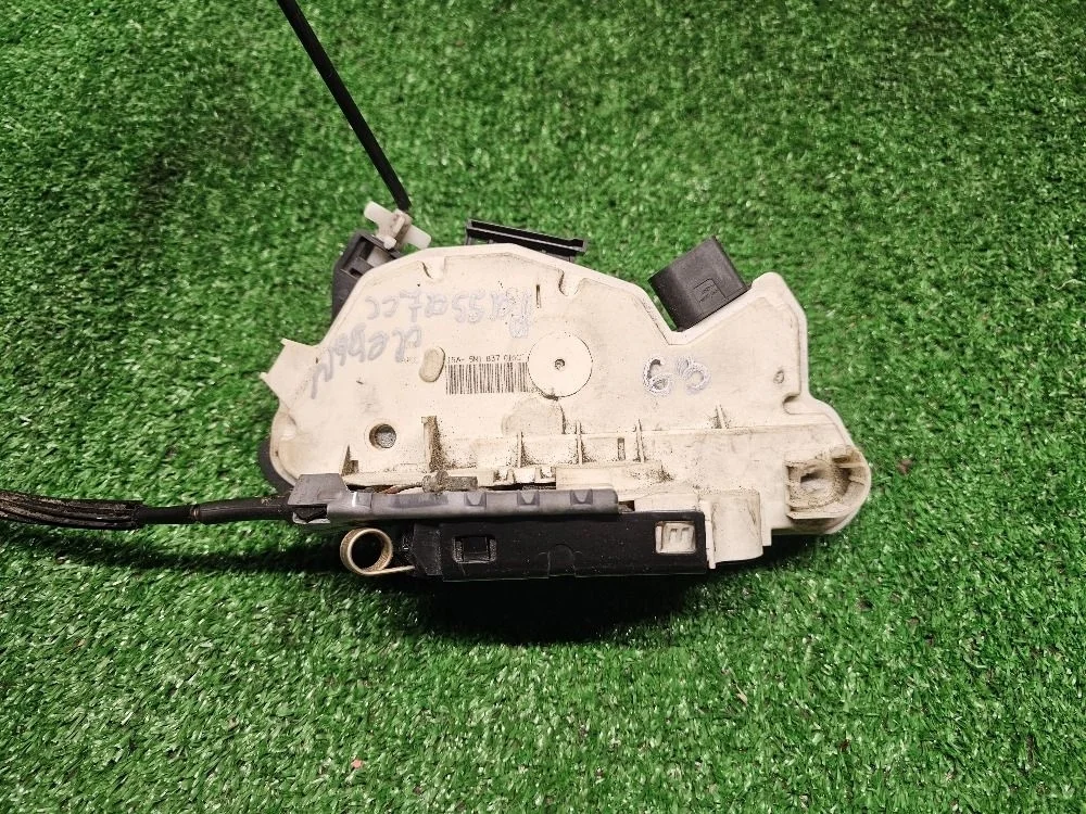 Замок двери передней левой Volkswagen Passat CC