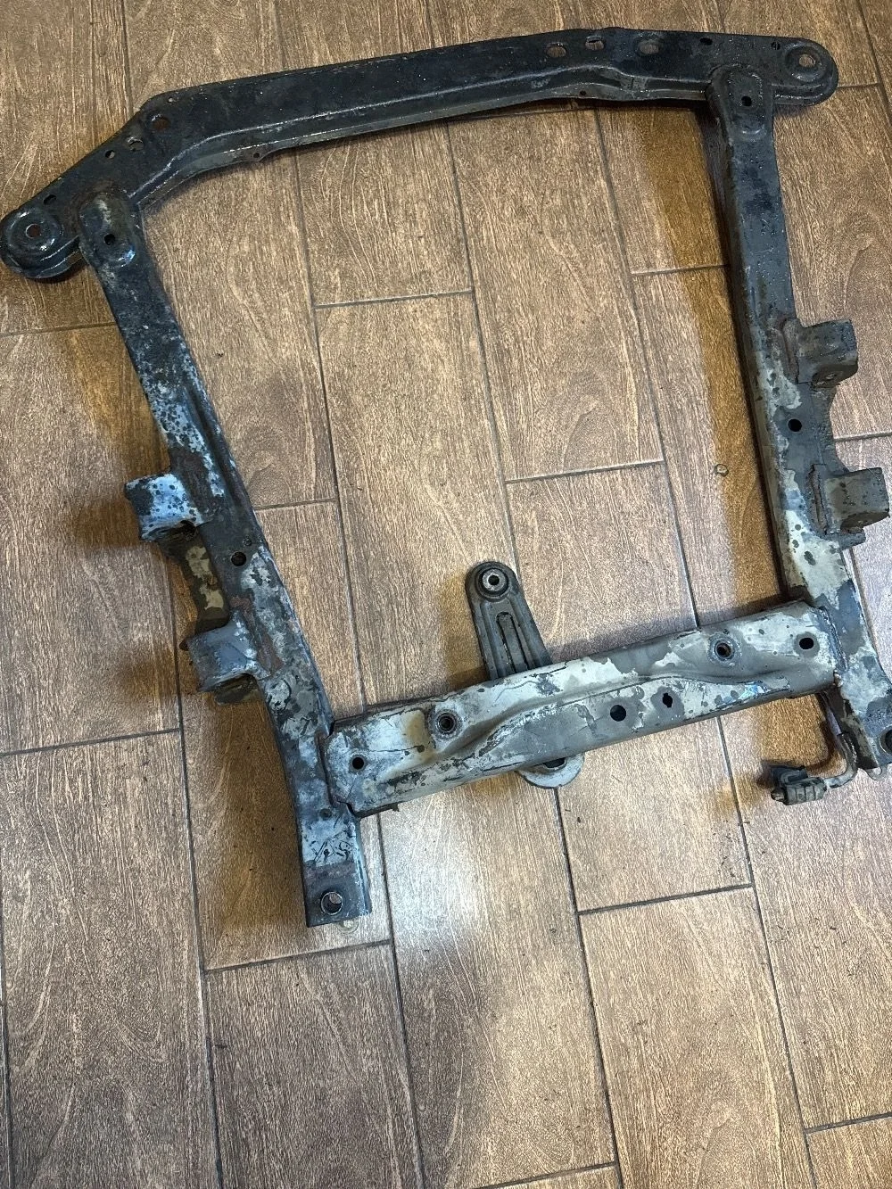 Подрамник передний Renault Logan I (2004—2009)