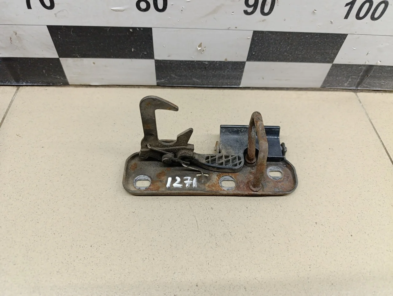 Крючок капота Tiguan 2011-2016