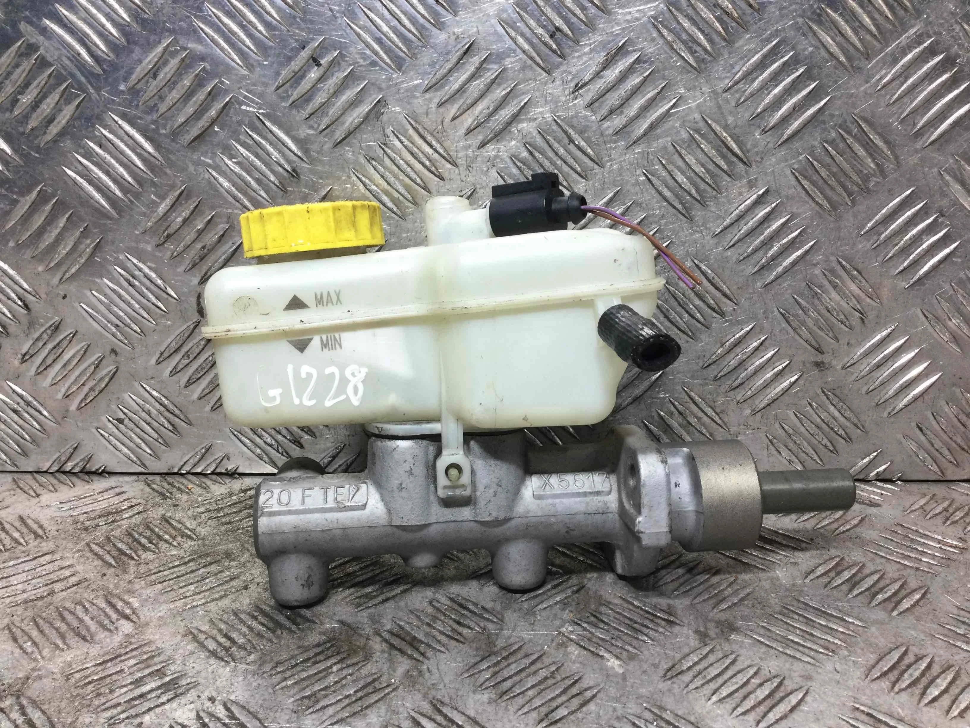 Цилиндр тормозной главный Volkswagen Polo 4 поколение (2001-2005) бензин 1.2 i Механика Х/б