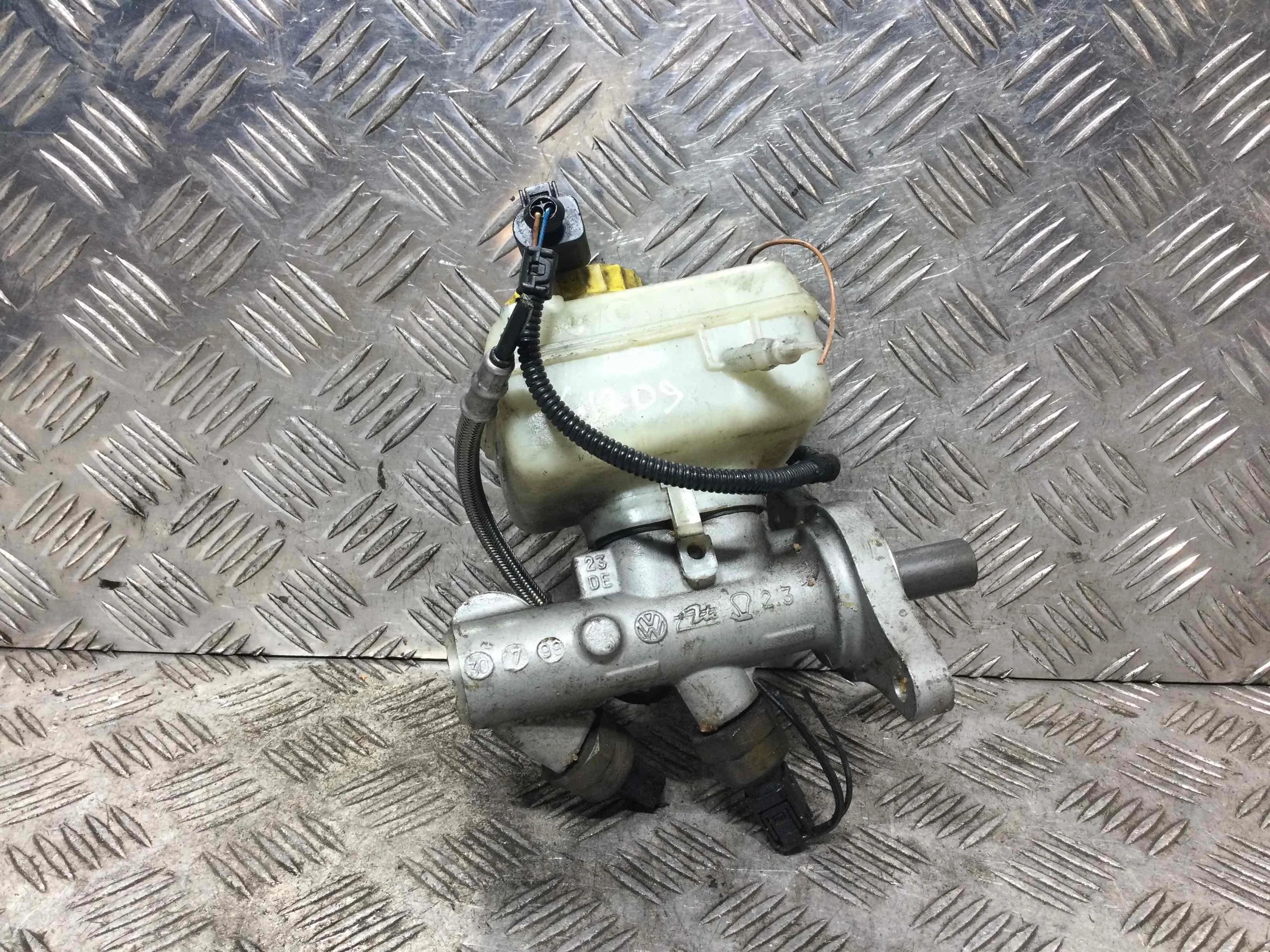 Цилиндр тормозной главный Volkswagen Golf 4 поколение (1997-2004) бензин 1.6 i Автомат Х/б