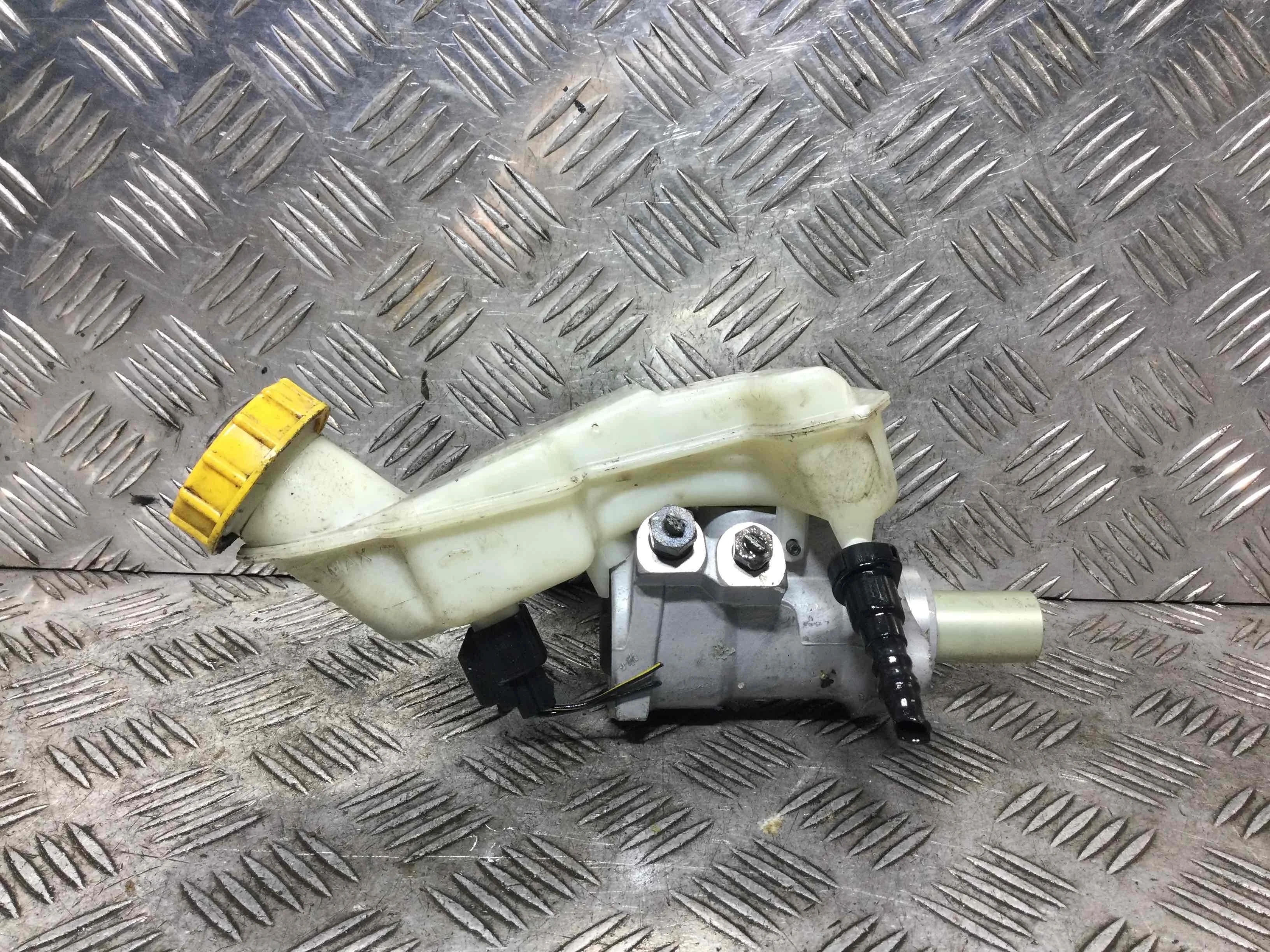 Цилиндр тормозной главный Ford Fiesta 5 поколение (2001-2007) бензин 1.4 i Механика Х/б