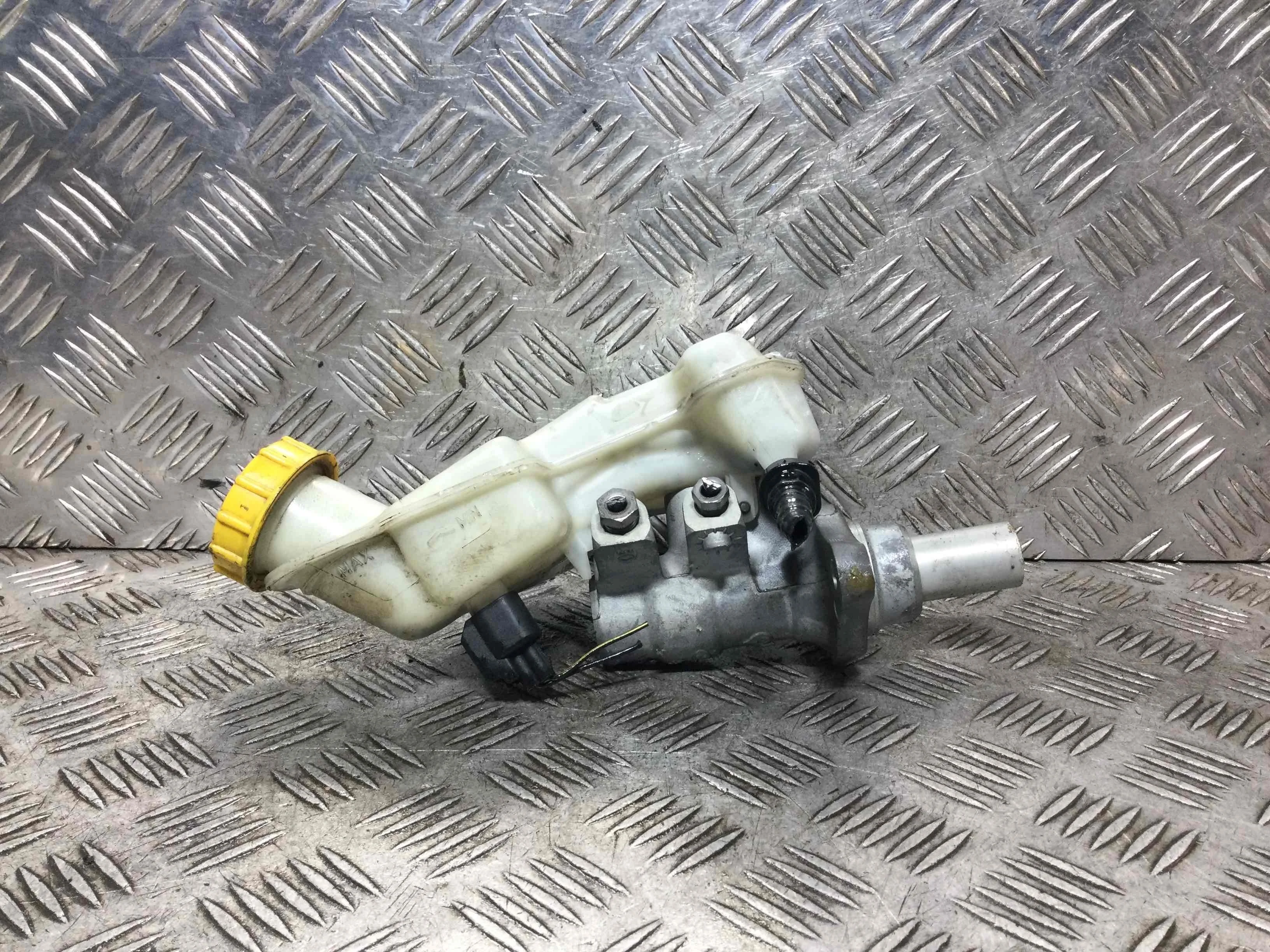 Цилиндр тормозной главный Ford Fiesta 5 поколение (2001-2007) бензин 1.3 i Механика Х/б