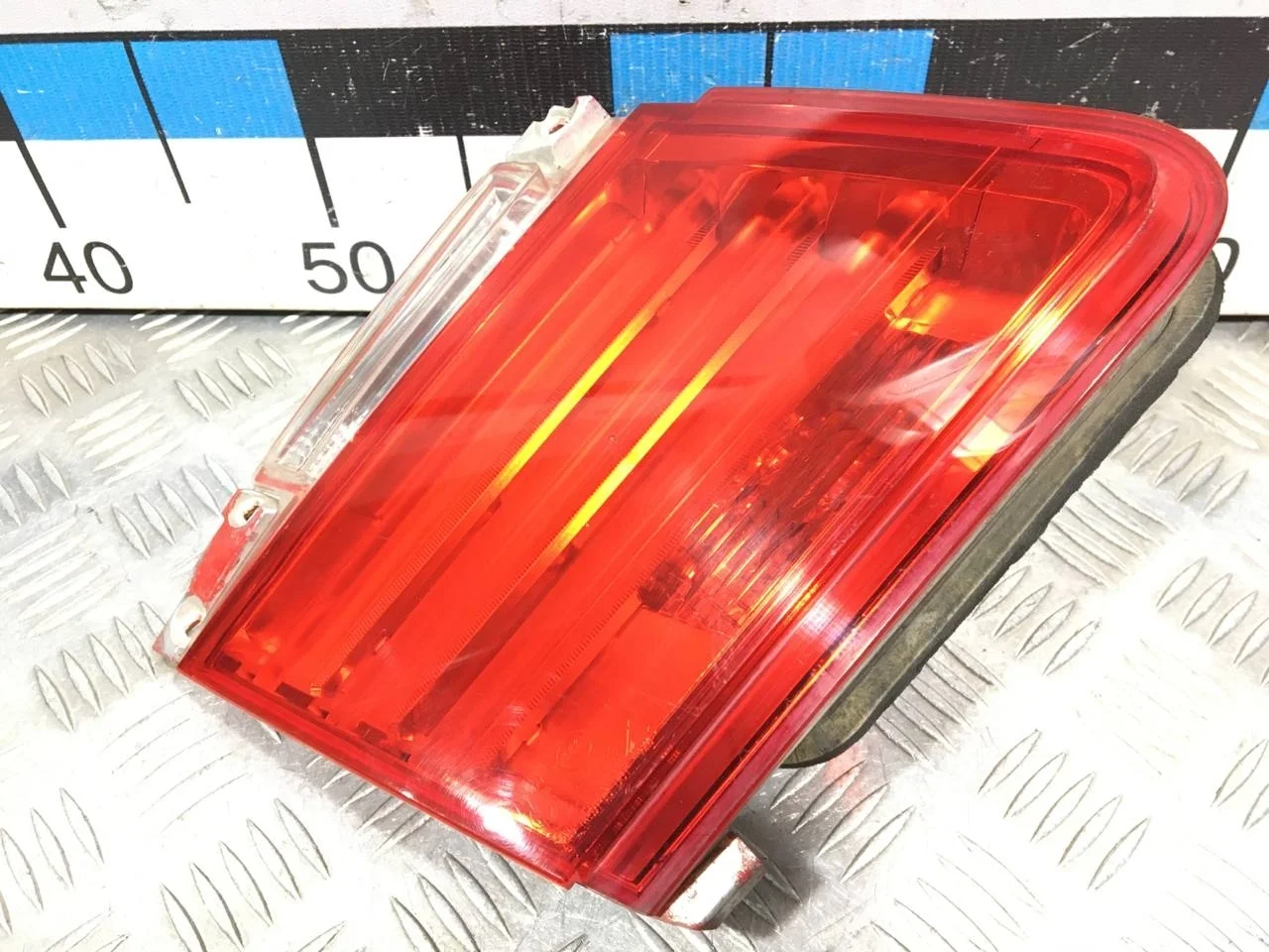 [Б/У] Фонарь задний левый на крышку багажника [Код: 00594981 ]