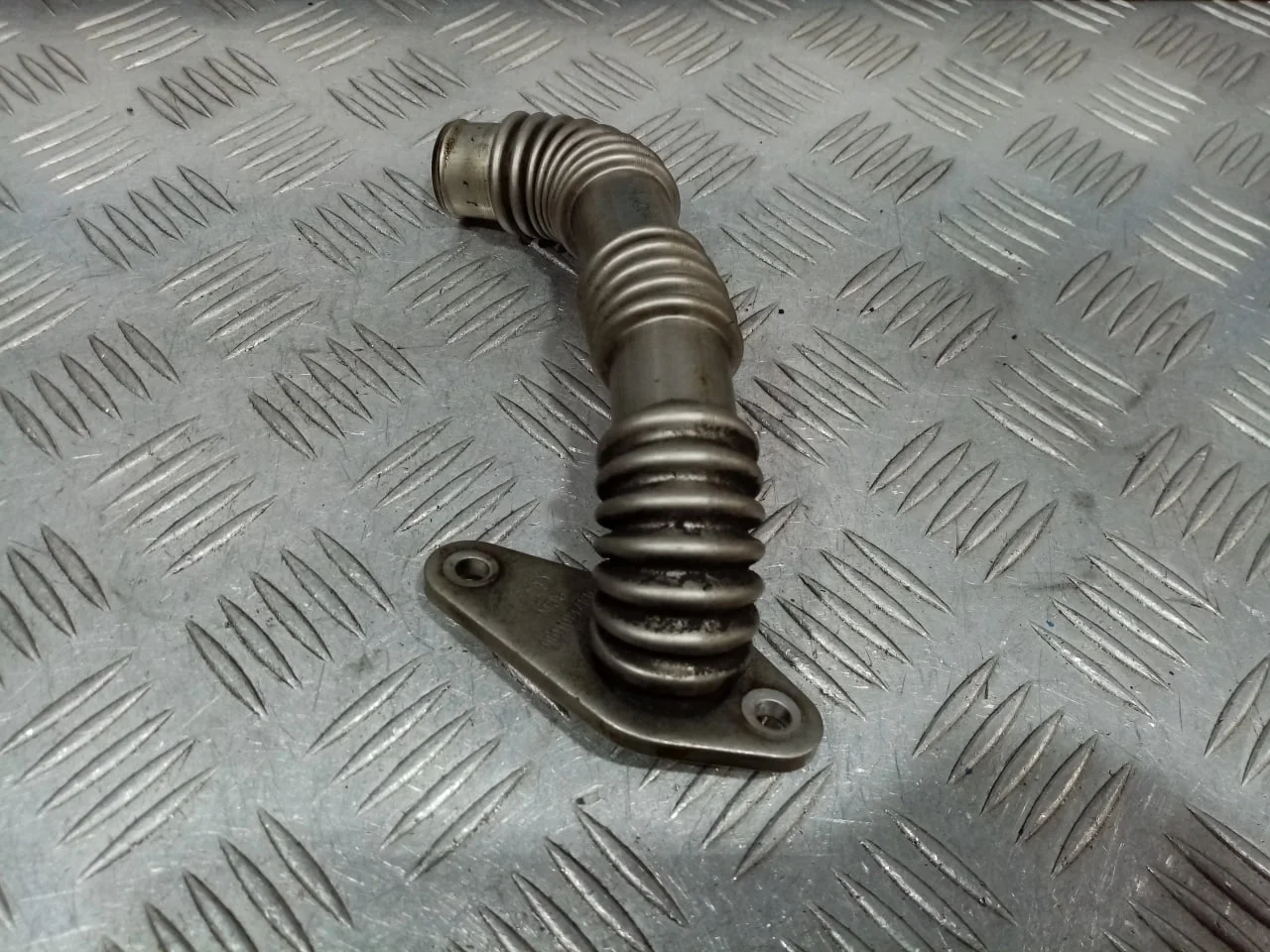 [Б/У] Трубка картерных газов - Незначительная вмятина [Незначительные дефекты] [Код: 00632592 ]