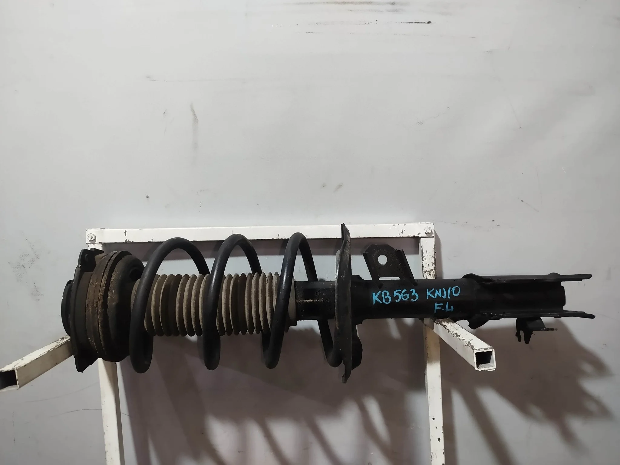 СТОЙКА ХОДОВКИ NISSAN RENAULT ПЕРЕД ЛЕВО E4303JG01A KB563