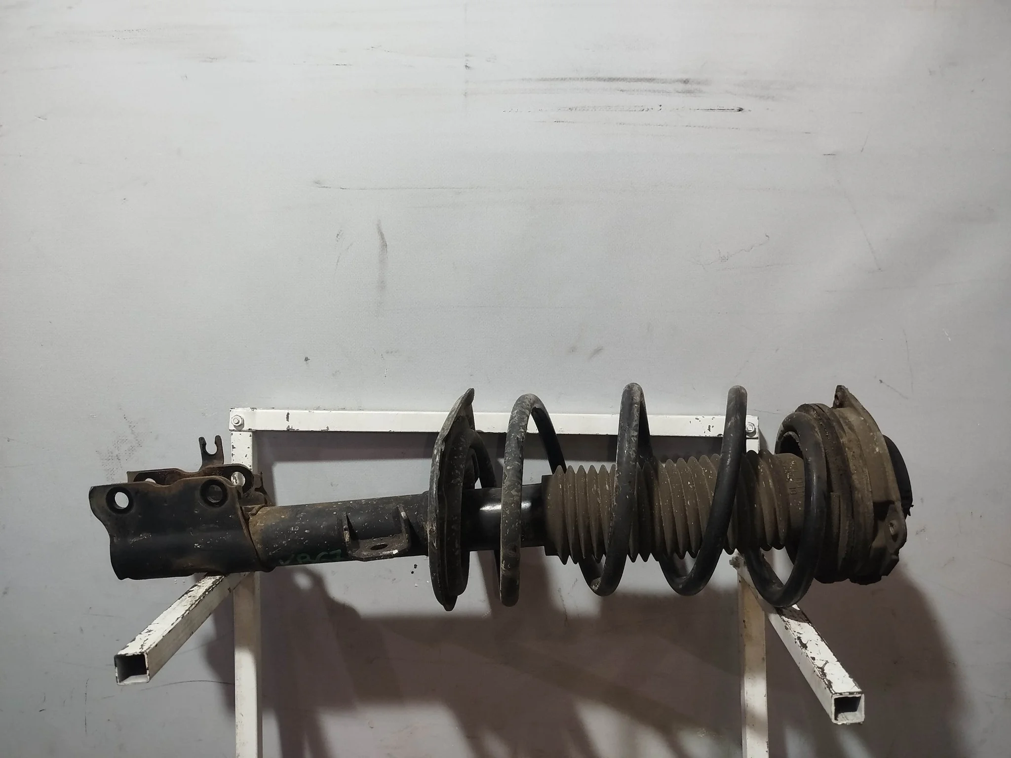 СТОЙКА ХОДОВКИ NISSAN RENAULT ПЕРЕД ЛЕВО E4303JG01A KB673