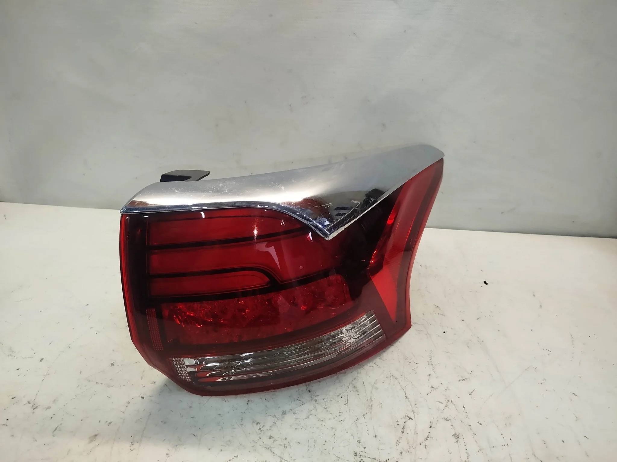 ФОНАРЬ MITSUBISHI ПРАВО 8330A998 KE569