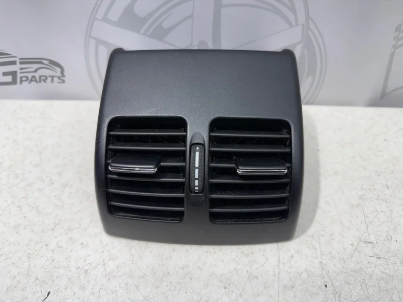 Воздушный дефлектор центральной консоли задний Mercedes-benz 2010 W204