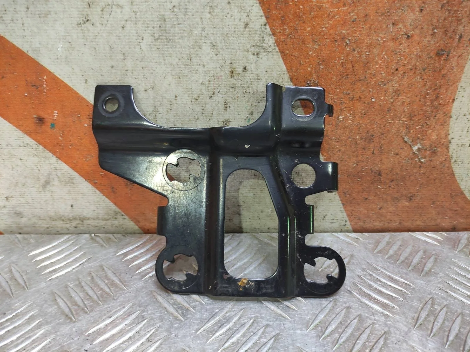 Кронштейн датчика круиз контроля MItsubishi Pajero Sport 2015-2021 3