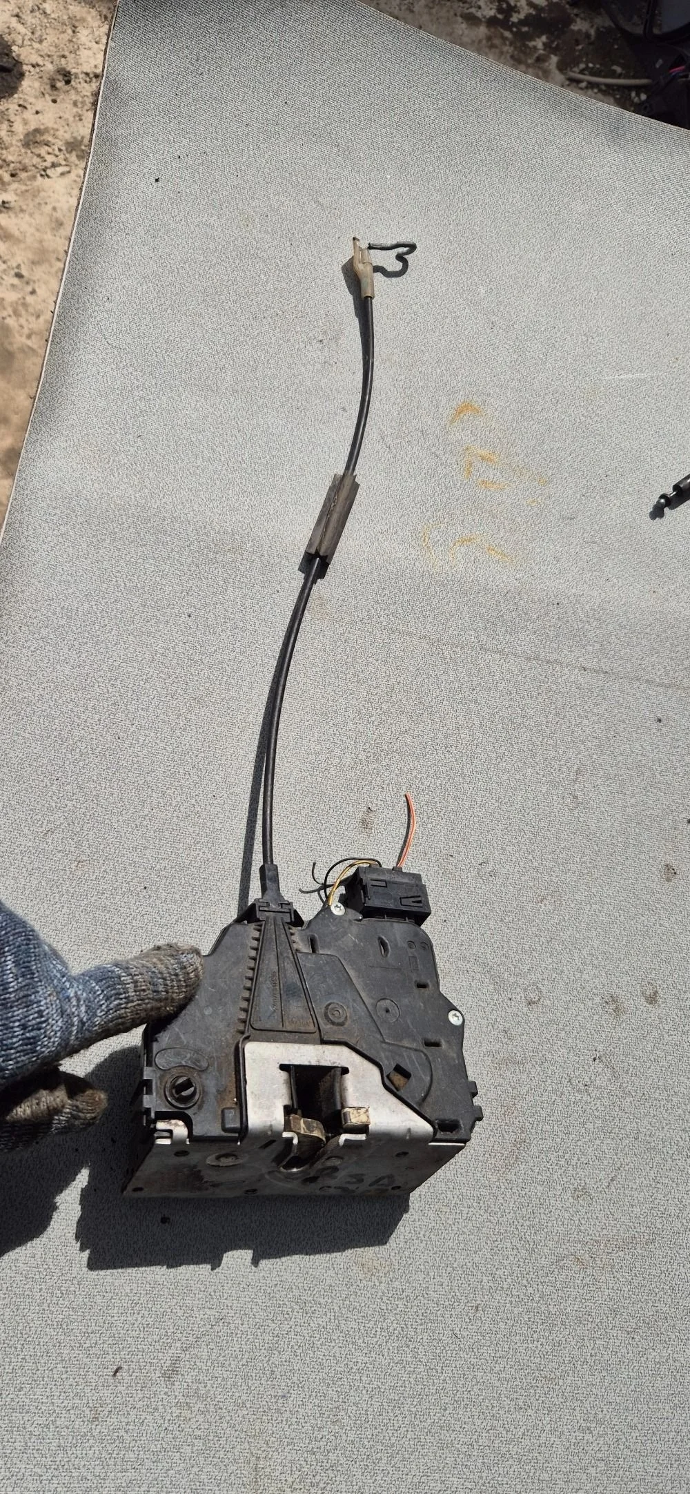 Замок двери задней правой Opel Corsa D 2006-2015