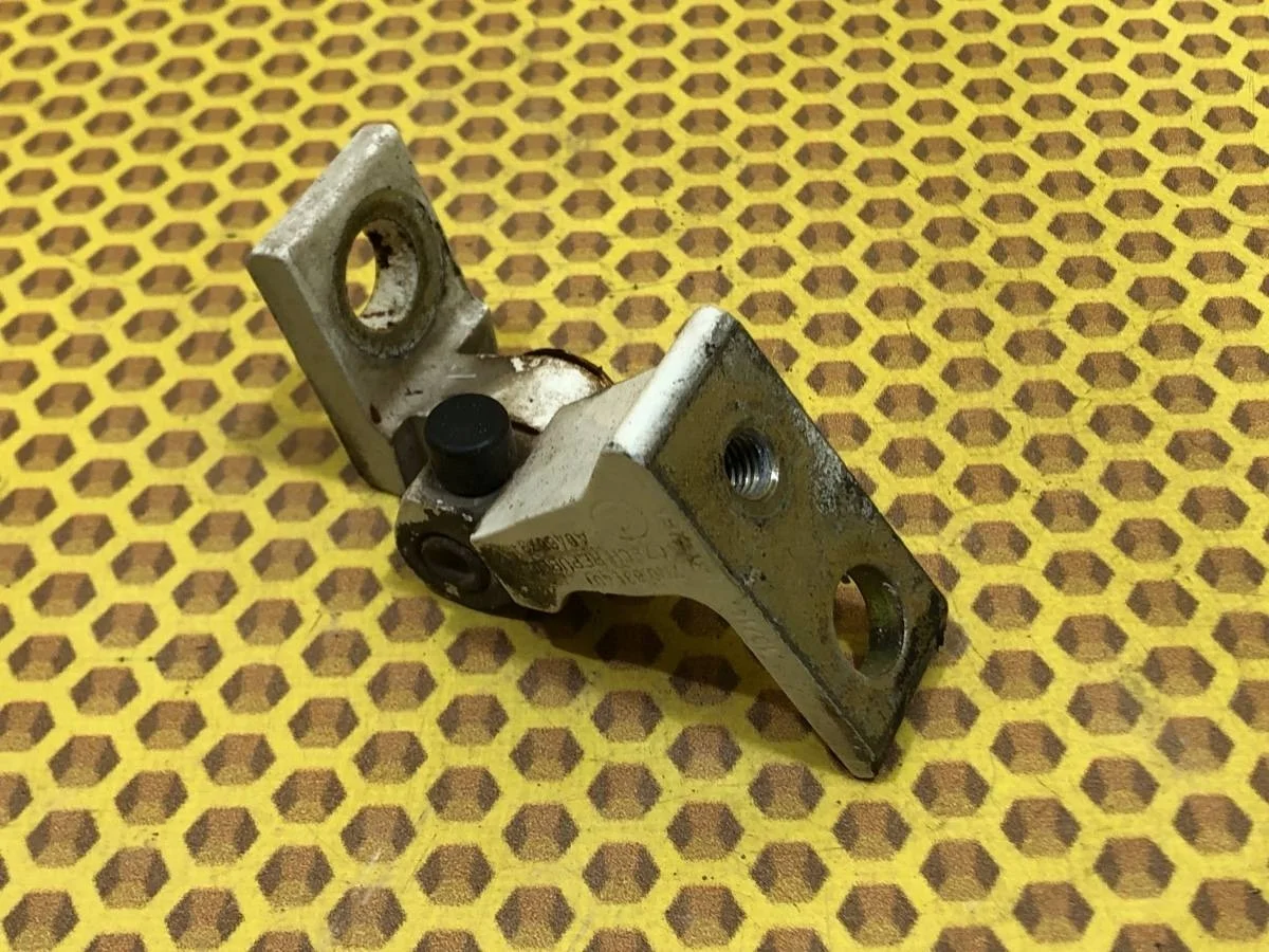 Петля двери передняя нижняя Volkswagen Polo 2018 7N0831401 MK2 CWVA, левая