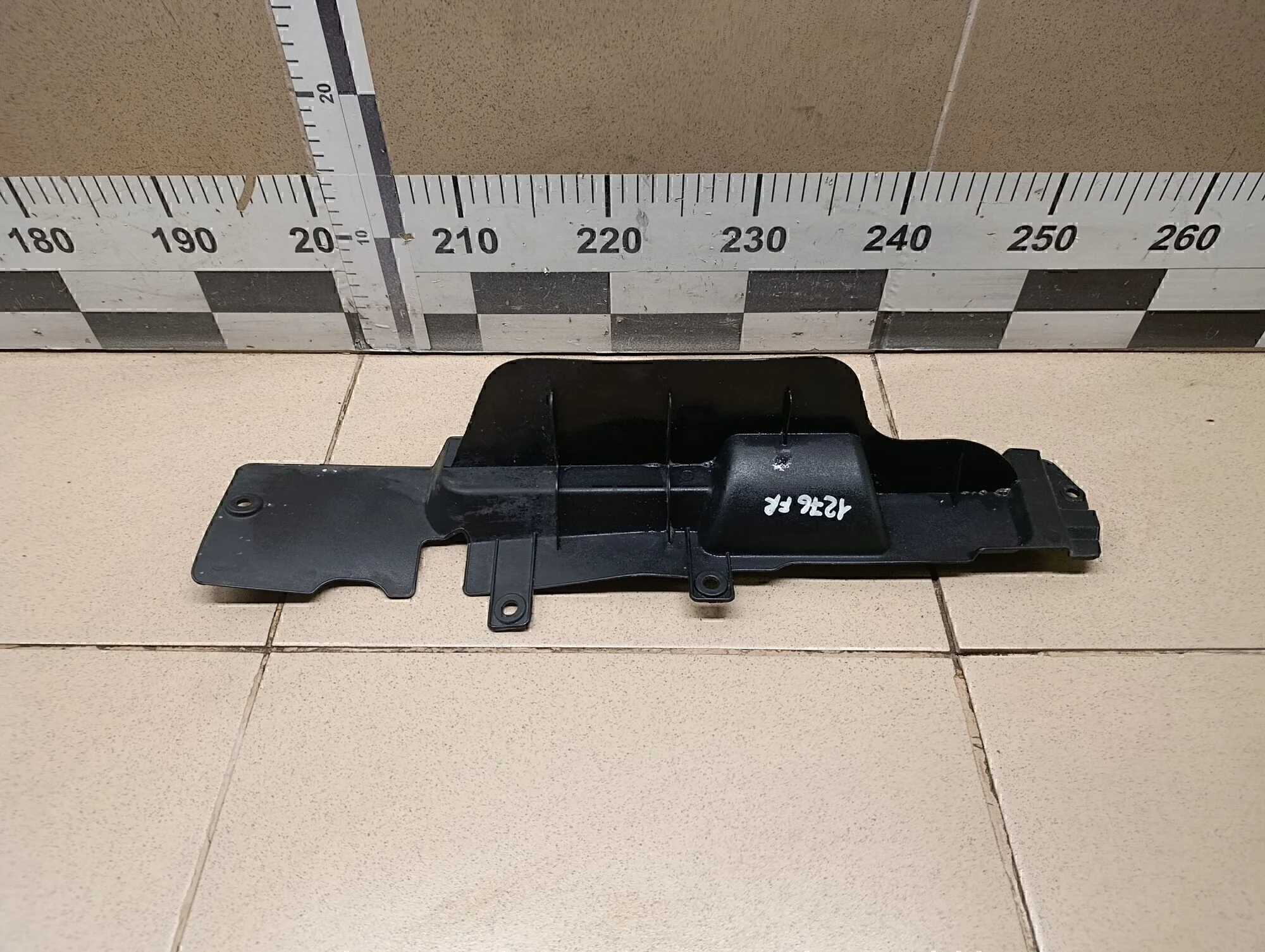 Воздуховод радиатора правый  Tucson 2004-2010