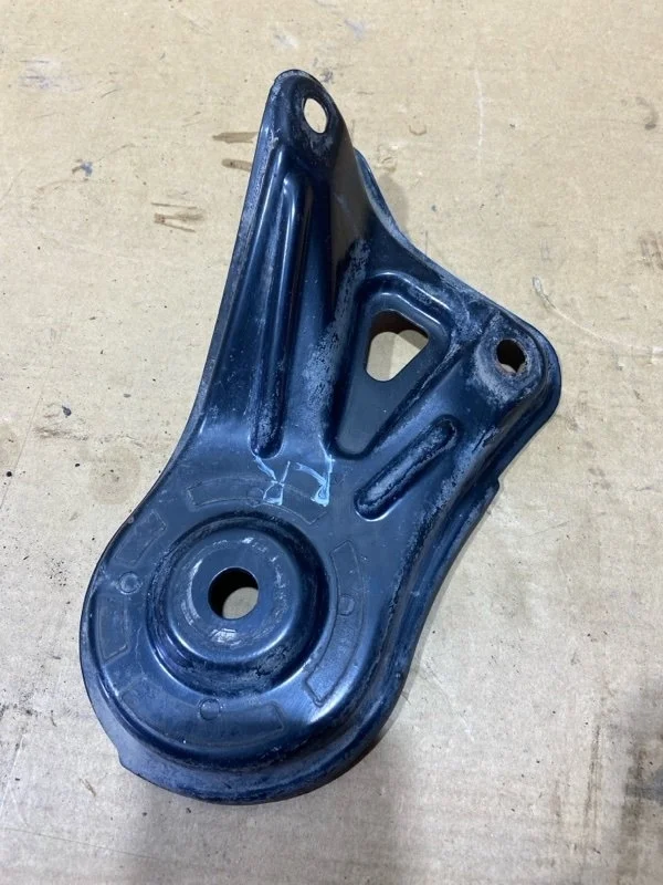 Кронштейн TOYOTA Camry 2017 5102333060 СЕДАН 2AR-FE, задний правый