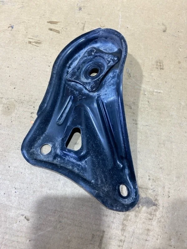 Кронштейн TOYOTA Camry 2017 5102433070 СЕДАН 2AR-FE, задний левый