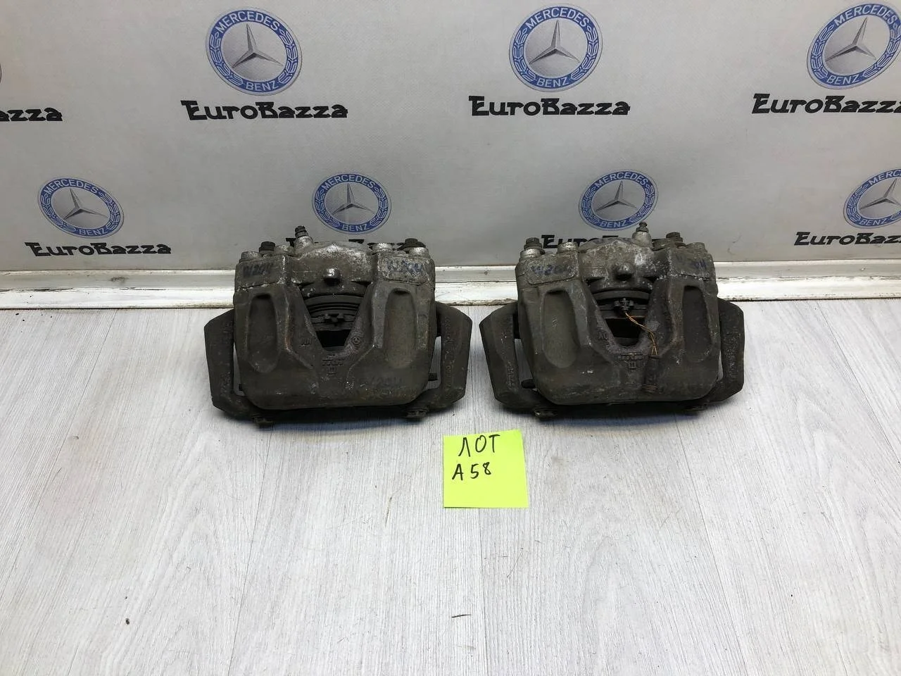 Тормозной суппорт передний Mercedes W204