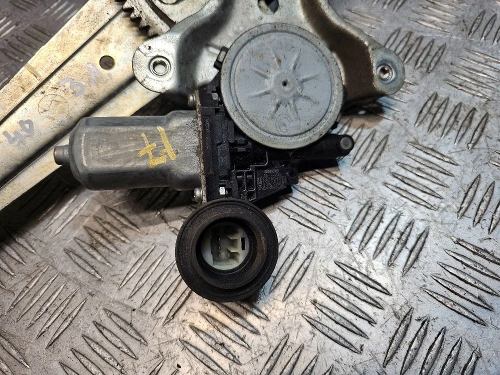 Моторчик стеклоподъемника задний левый Camry 40