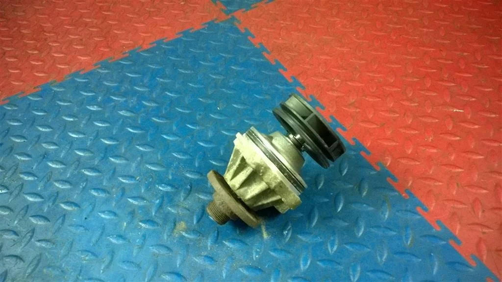 насос водяной помпа BMW X3 E83  M54B30 231лс 3.0i