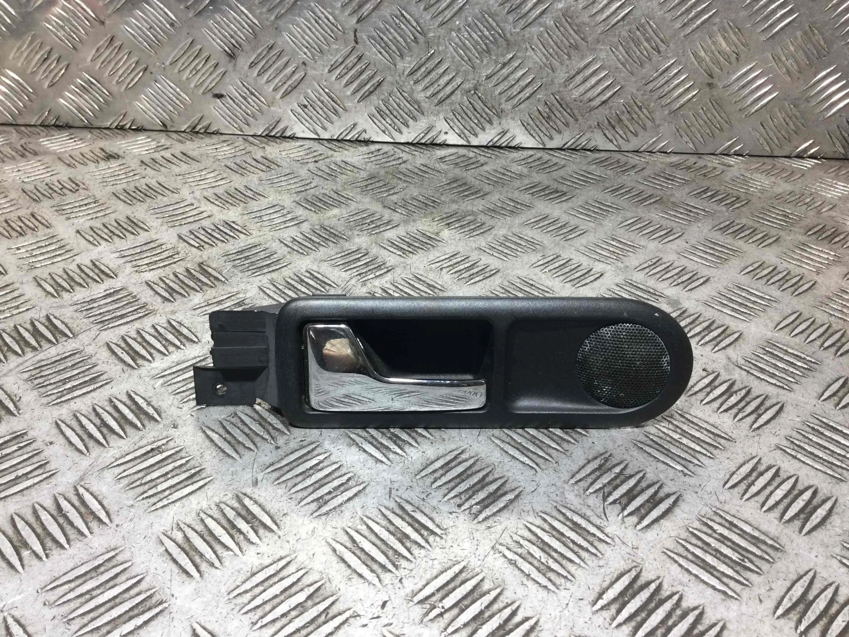 Ручка внутренняя задняя левая Volkswagen Golf 4 поколение (1997-2004) бензин 1.4 i Механика Х/б