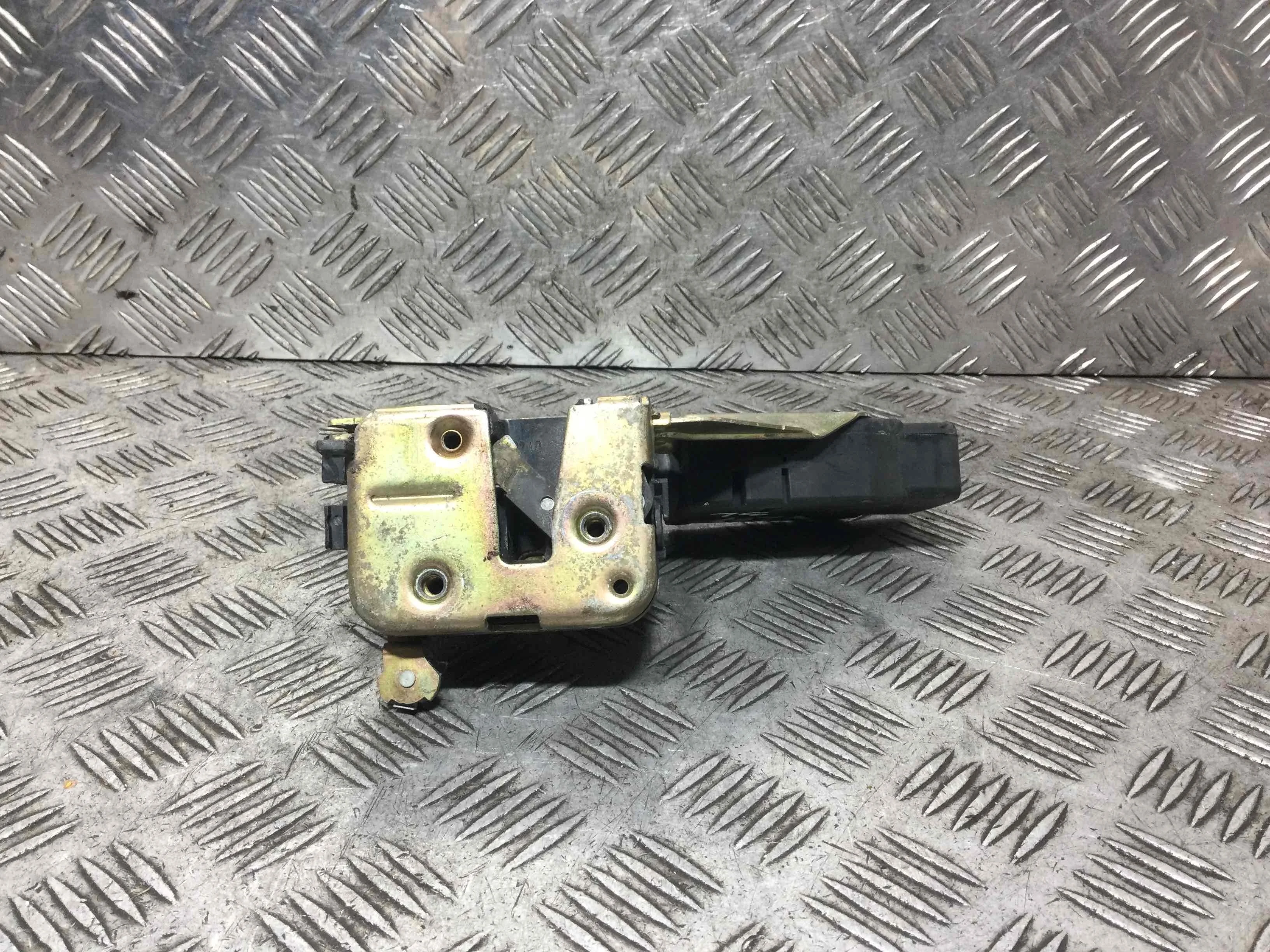 Замок двери задней левой Mitsubishi Carisma 1 поколение [рестайлинг] (1999-2004) дизель 1.9 dCi Механика Х/б