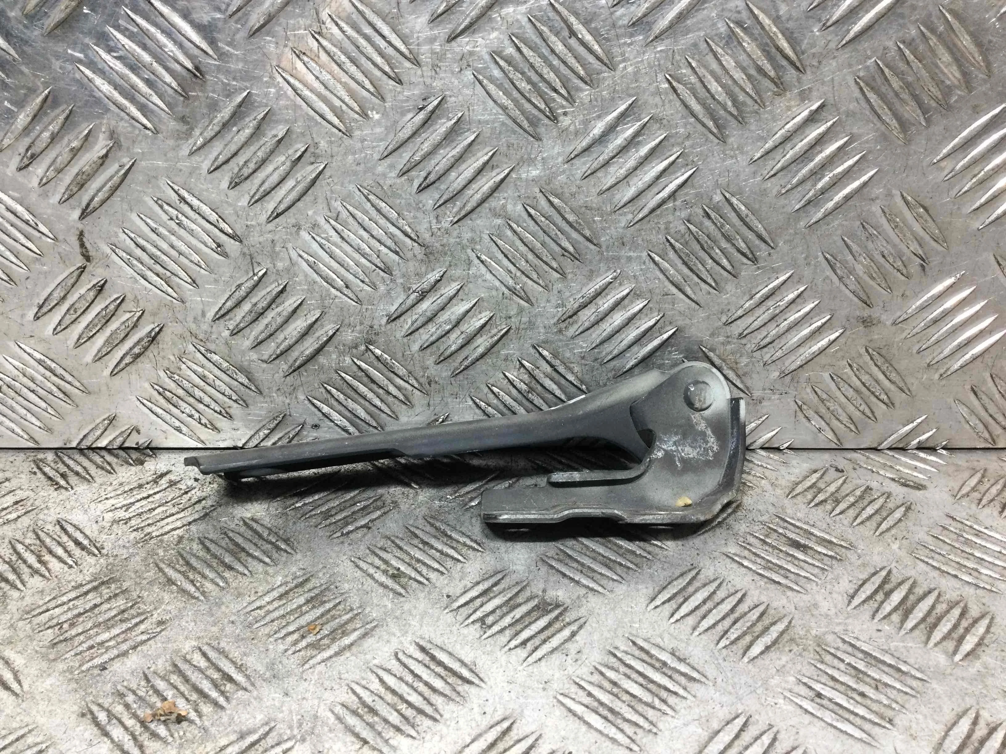 Петля капота левая Audi A3 8P/8PA [рестайлинг] (2004-2008) бензин 2.0 FSI Механика 5-дв, х/б