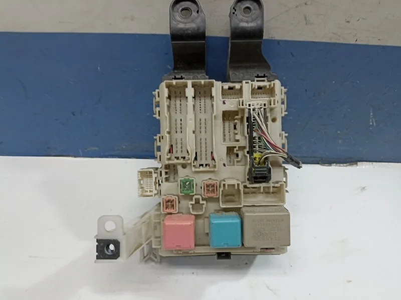 Блок предохранителей салонный Toyota Corolla 2008 8273012390 E150 1.6 1ZR