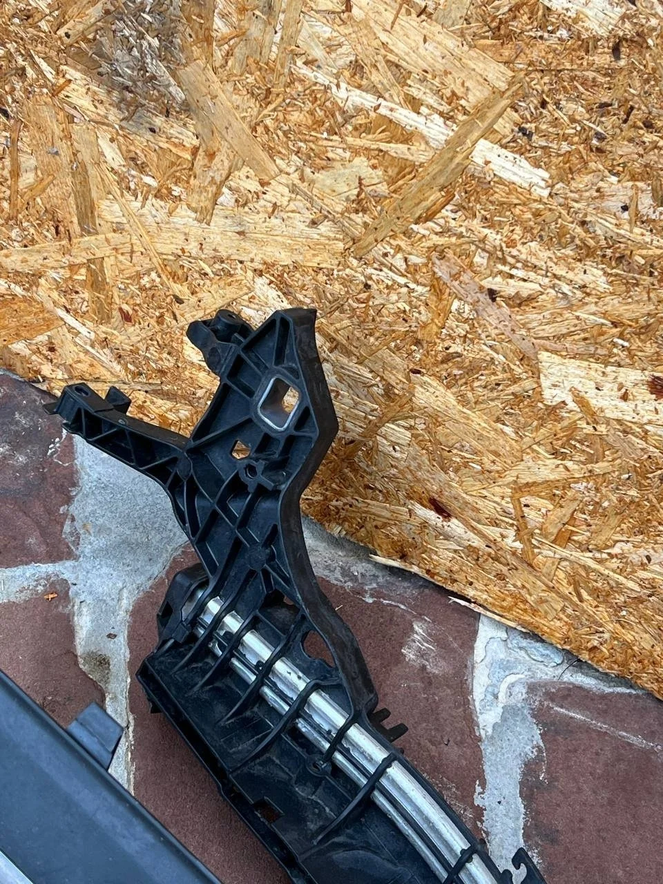 Кронштейн радиатора верхний Mercedes-Benz E class W213 2016-2023