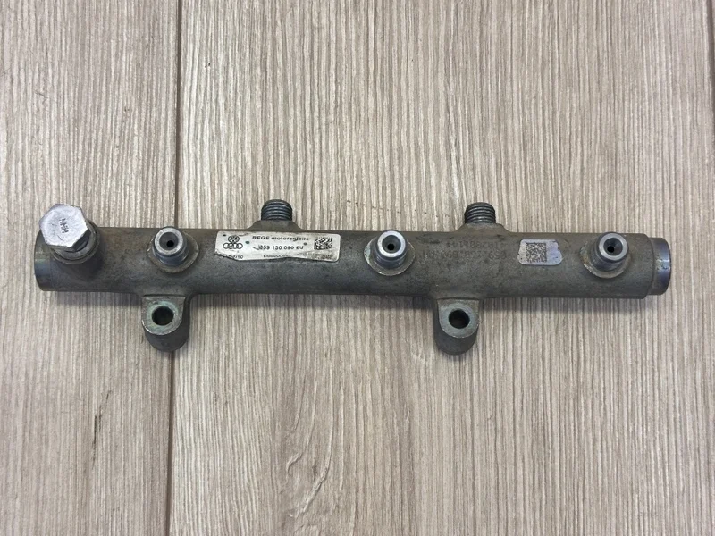 Топливная рампа VW Touareg 2 2010-2018 7P