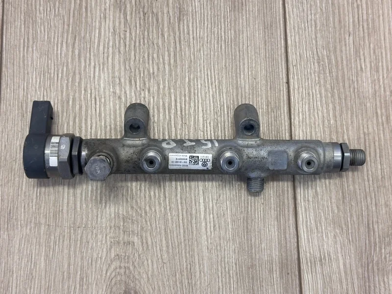 Клапан регулировки давления с рампой VW Touareg 2 2010-2018 7P