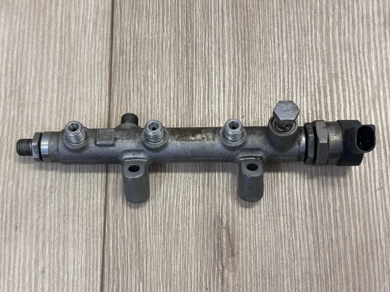 Клапан регулировки давления с рампой VW Touareg 2 2010-2018 7P