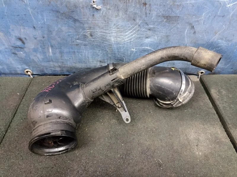 Патрубок интеркулера Bmw 5 2010 13717803843 E61