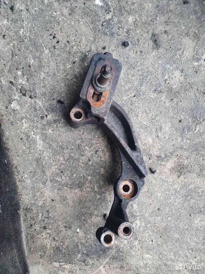 Кронштейн ролика-натяжителя руч. ремня Toyota Land Cruiser 200 (2007—2012)