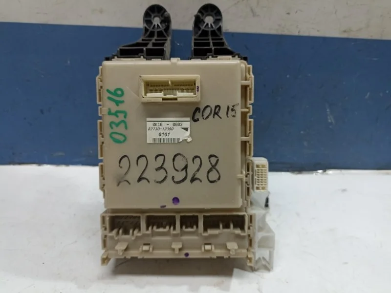 Блок предохранителей салонный Toyota Corolla 2012 8273012390 E150 1.6 1ZR