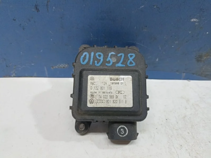 Моторчик заслонки печки Audi A4 2001 8D1820511B