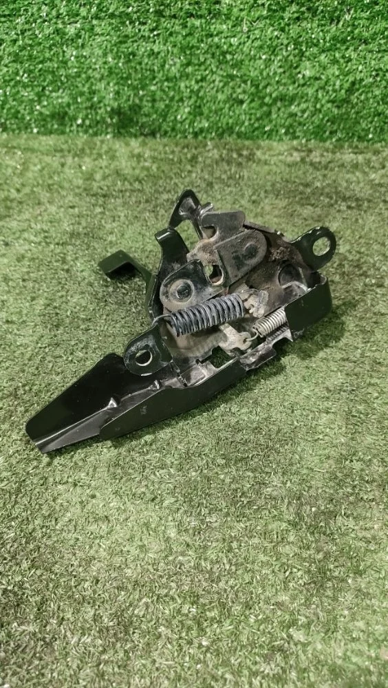 Замок капота Toyota Corolla 2013 5351002560 180 1NRFE