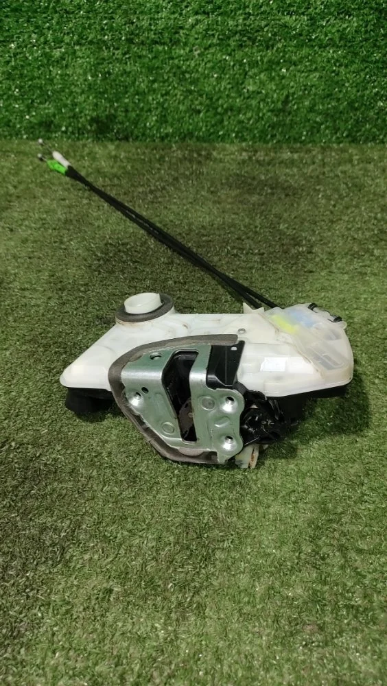 Замок двери Toyota Corolla 2013 6904002490 180 1NRFE, передний левый