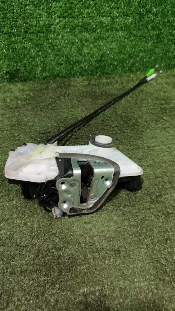 Замок двери Toyota Corolla 2013 6903002520 180 1NRFE, передний правый